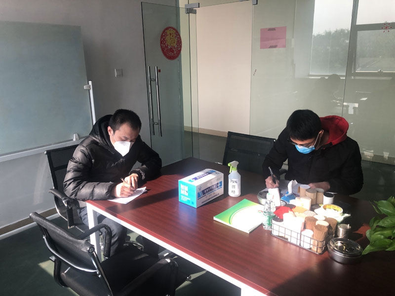 发放口罩，填写登记表